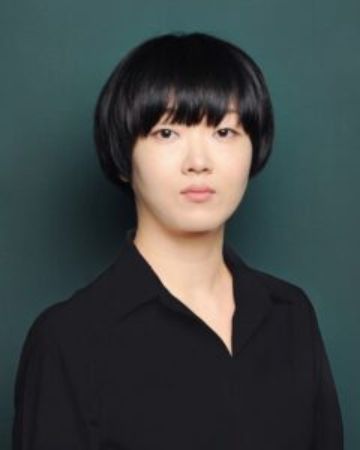 Lee Bong-Ryun's portrait photo with black dress.